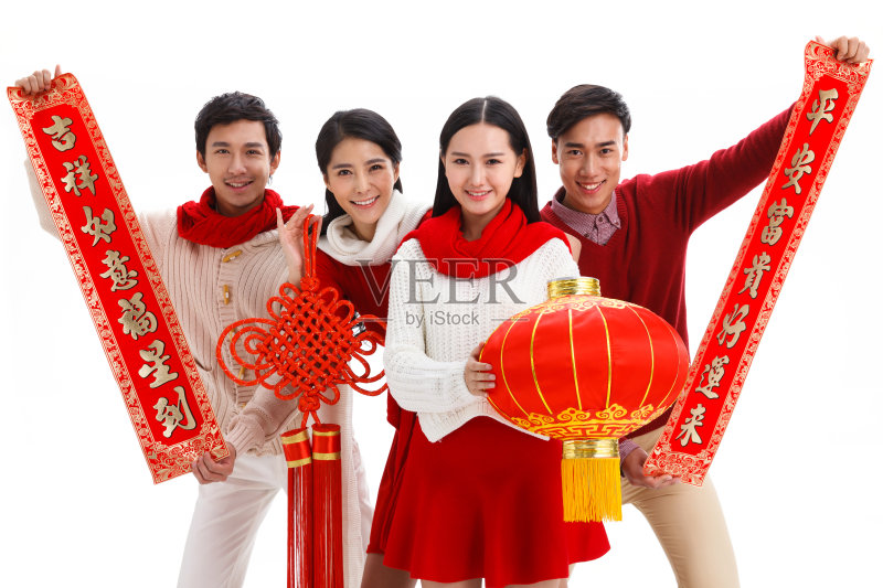 拿着春联的年轻人正版图片素材