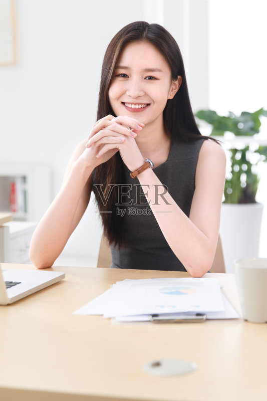 商务女人在办公室正版图片素材