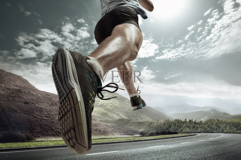 在山地跑道上跑步和训练的人的近距离的脚正版图片素材