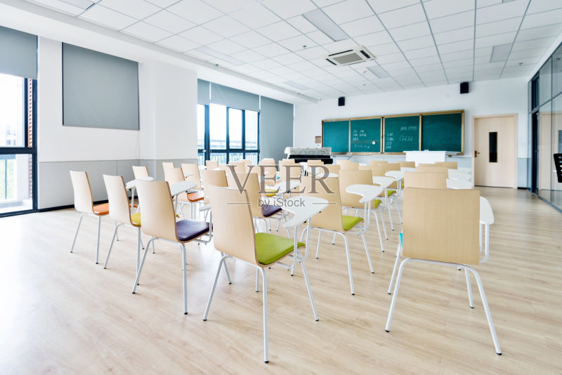 空教室里有音乐课用的课桌和椅子正版图片素材