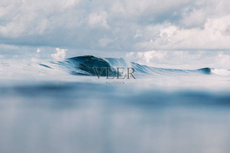 大海桶浪。在塔希提岛冲浪的破浪正版图片素材
