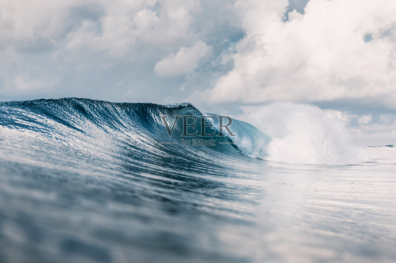 大海桶浪。在塔希提岛冲浪的破浪正版图片素材
