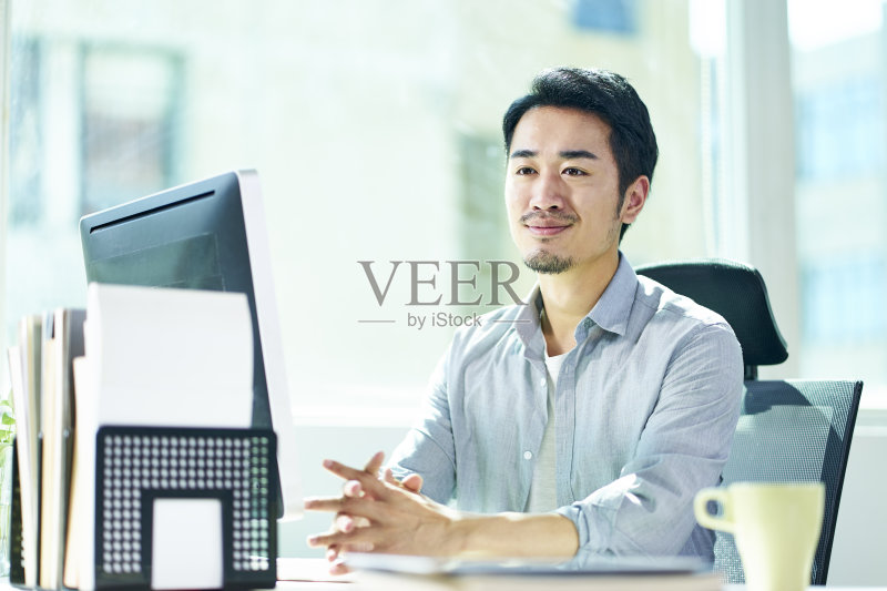 年轻的亚洲商人的肖像正版图片素材