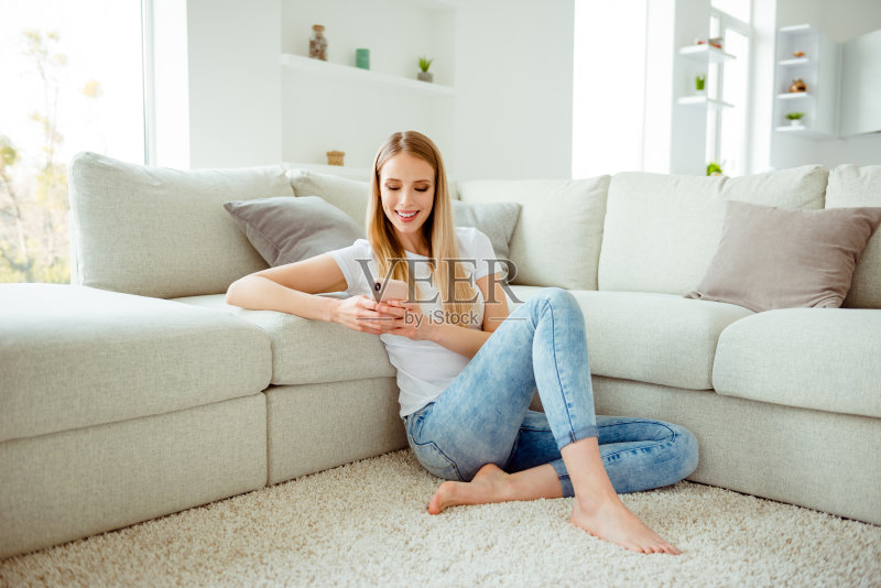 肖像迷人迷人的女士坐地板搜索新闻有小玩意现代技术smm社交媒体营销穿着现代牛仔服装在房间聊天正版图片素材