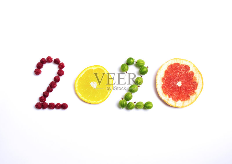 白色背景上的水果和浆果做成的2020年新年。正版图片素材