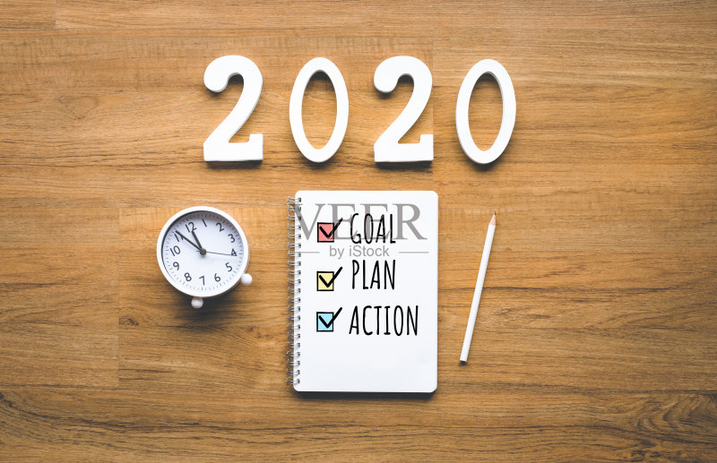 2020年新年目标，计划，行动文本记事本上的木头背景。商业挑战。灵感的想法正版图片素材