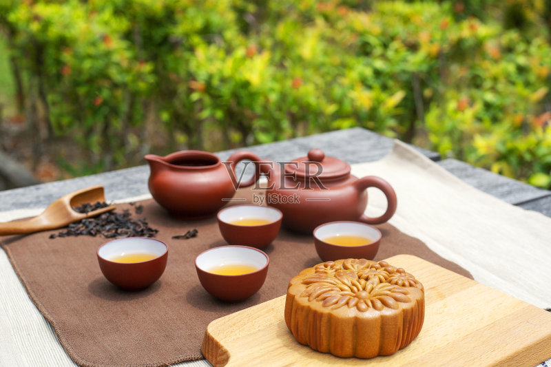 花园里有月饼和中国茶。传统的中秋节庆祝活动正版图片素材