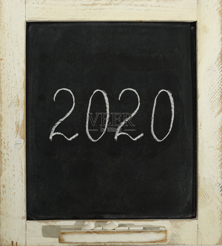 上面写着2020年字样的旧石板黑板正版图片素材