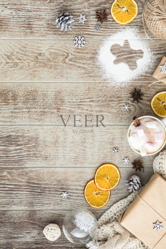 圣诞组成。圣诞礼物，针织毯子，松果，冷杉枝木制白色背景。平铺，俯视图，拷贝空间正版插画素材