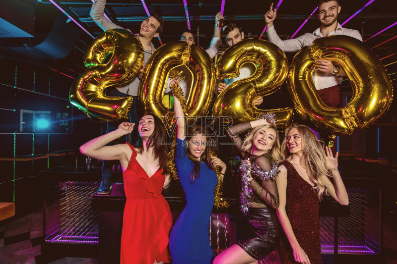 在俱乐部和朋友一起庆祝新年正版图片素材