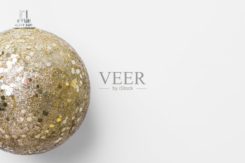 金色闪闪的圣诞树球点缀在白色的背景上。新年贺卡海报在斯堪的纳维亚极简主义风格与复制空间正版插画素材