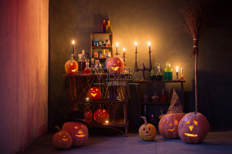 万圣节装饰用南瓜和魔法药水室内正版图片素材