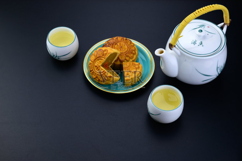 中秋月饼碟配热茶壶和茶杯正版图片素材