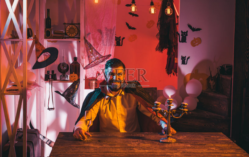 人向导。万圣节的庆祝活动。万圣节快乐。新年快乐。正版图片素材