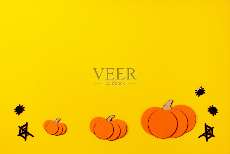 手工制作的万圣节五彩纸屑，有蜘蛛和蜘蛛网的形式，装饰南瓜和手工制作的剪贴簿上的铭文。正版插画素材