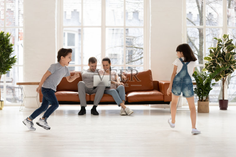 喜出望外的小孩子们，兄弟姐妹们互相追逐追逐。正版图片素材