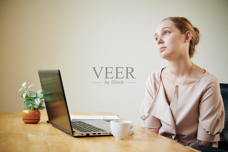 情绪低落的年轻女商人正版图片素材