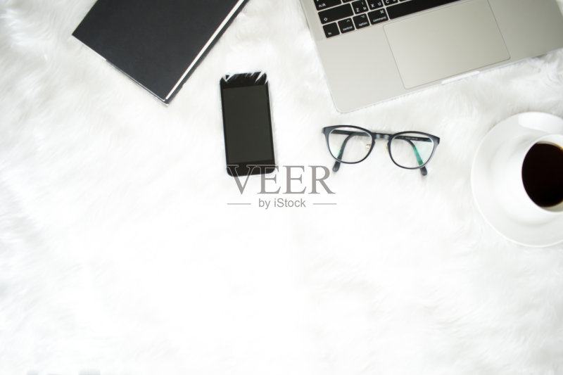 现代时尚的商业女性用配件来工作皮草。前视图。正版图片素材