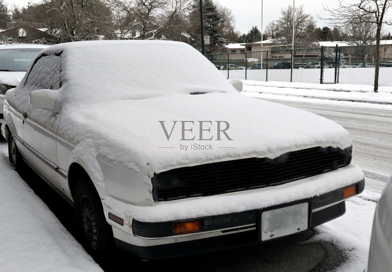 冬天，加拿大BC省温哥华市，汽车被雪覆盖正版图片素材