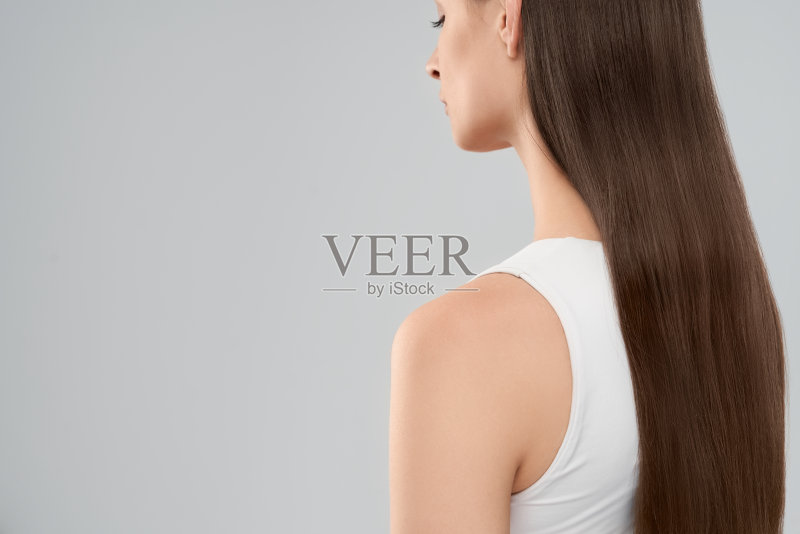 后视图的女人与长头发。正版图片素材