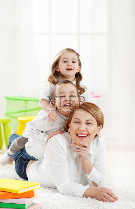 妈妈和孩子们玩得很开心正版图片素材