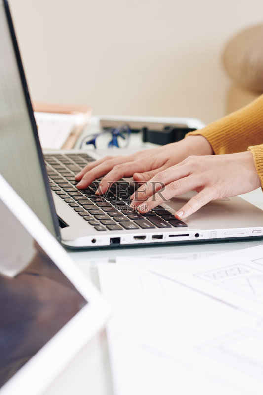 编程的女人正版图片素材