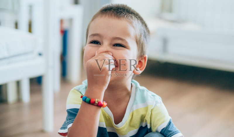 小男孩捏他的鼻子。正版图片素材