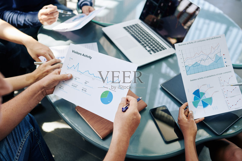 商业人士分析财务文件正版图片素材