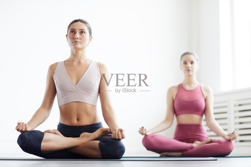 女性做瑜伽正版图片素材
