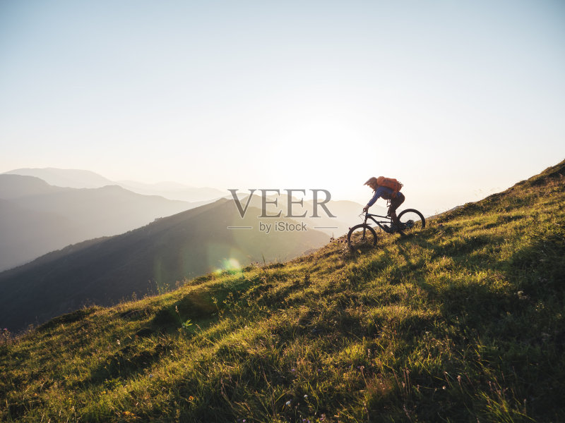 日落时分骑马下山。正版图片素材