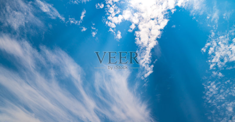 梦幻般的蓝天背景与云彩。全景。天空日光正版图片素材