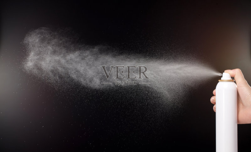 洒上水。用喷雾器喷水。正版图片素材