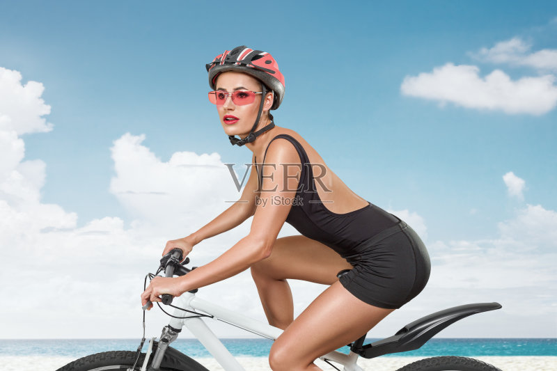 骑自行车的美女正版图片素材