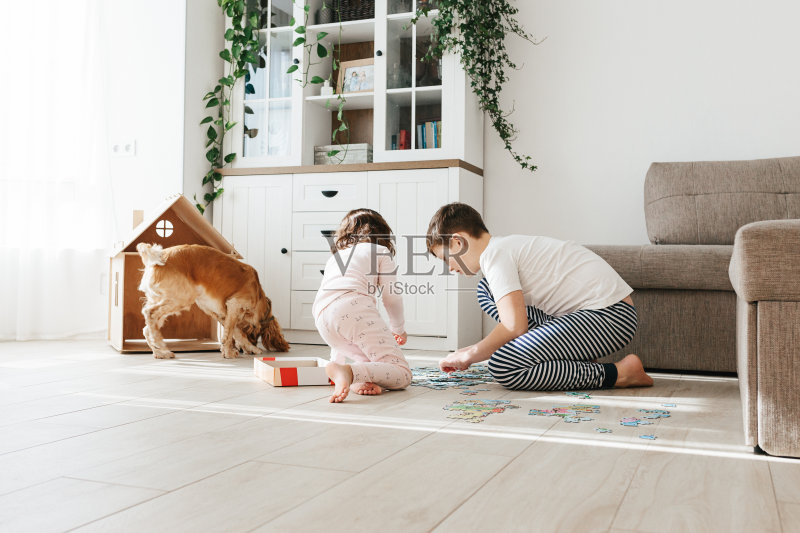 哥哥和妹妹在家里玩拼图。在家为孩子们活动。正版图片素材