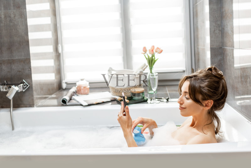 放松的女人在洗澡正版图片素材