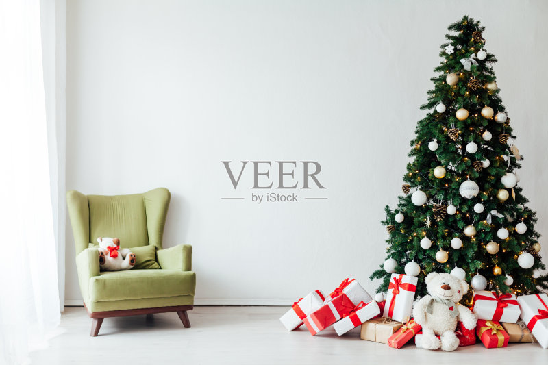 圣诞新年装饰圣诞树与礼物的冬天12月的假期正版图片素材