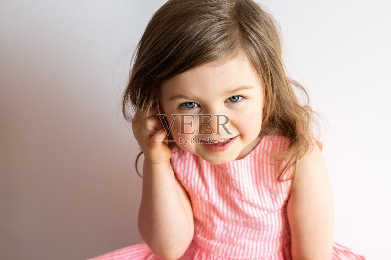 快乐的微笑学步的学龄前金发白种人女孩在灯光背景正版图片素材