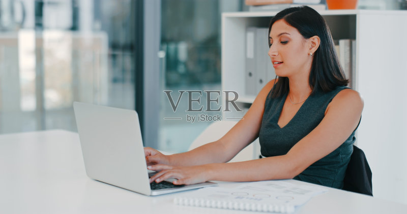 她知道该怎么做正版图片素材