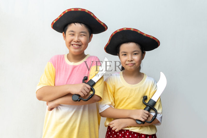 亚洲男孩和女孩穿着海盗服装微笑正版图片素材