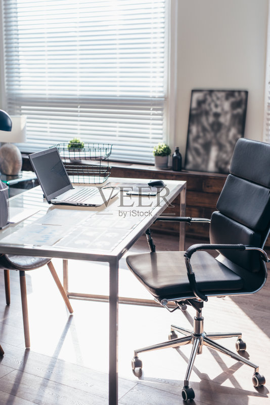 有笔记本电脑的工作场所，办公室内部，没有人正版图片素材