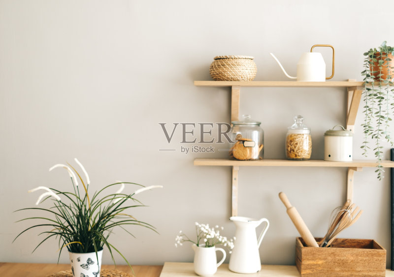 杂货店和厨房用具的木架在现代明亮的厨房。正版图片素材