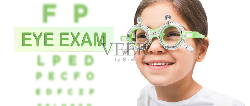 儿童视力检查和视力检查。小女孩正在做眼睛检查，戴着特殊的眼镜。视觉诊断正版图片素材