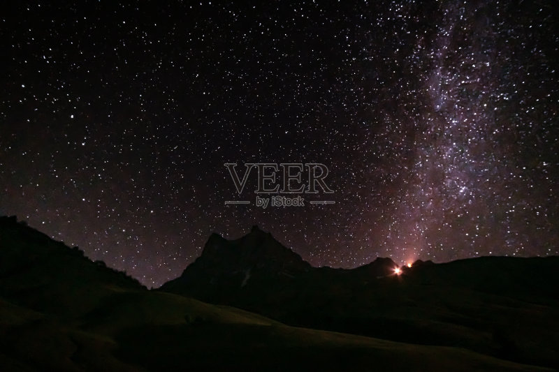 阿尔卑斯山脉中的银河和英仙座流星雨正版图片素材