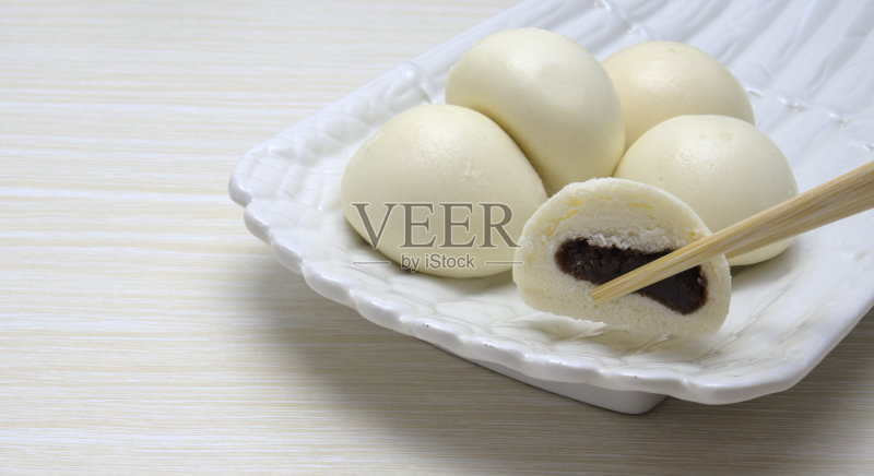 新鲜豆沙馒头的特写，木制背景，复制空间正版图片素材