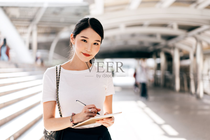 年轻的成年商业亚洲妇女的肖像正版图片素材