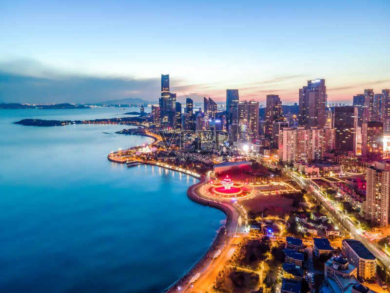 航拍青岛城市建筑天际线夜景正版图片素材
