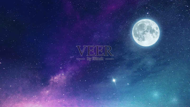夜空，背景为满月和宇宙星座的银河。正版图片素材