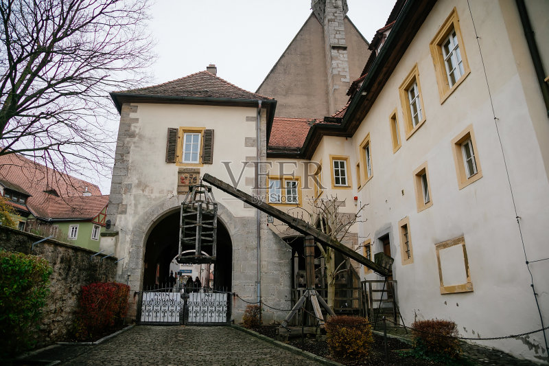 2017年11月17日，德国巴伐利亚州Rothenburg ob der Tauber老城的历史建筑，中世纪犯罪博物馆的庭院，木制的酷刑笼，用水折磨女巫的装置正版图片素材