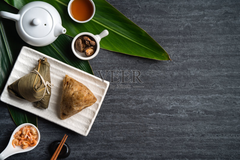 粽子粽子俯视图为端午节上方以黑色为背景。正版图片素材