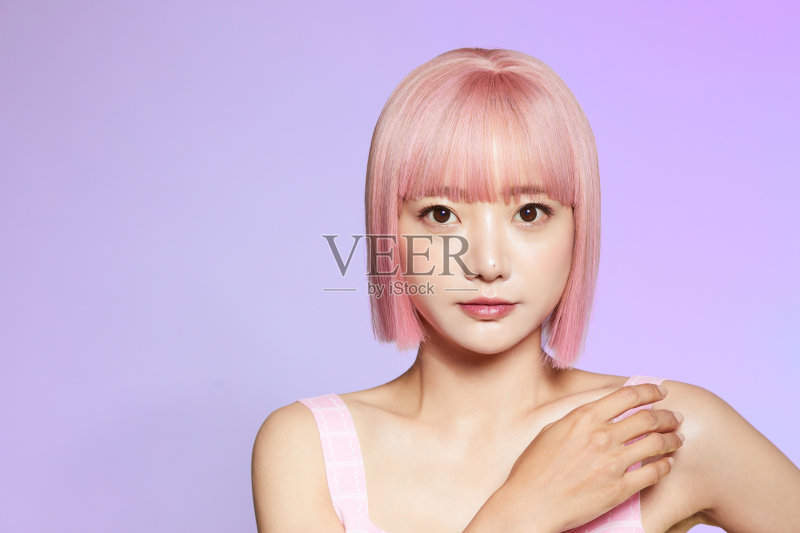 粉色头发的年轻亚洲女人美妆肖像照片摄影图片